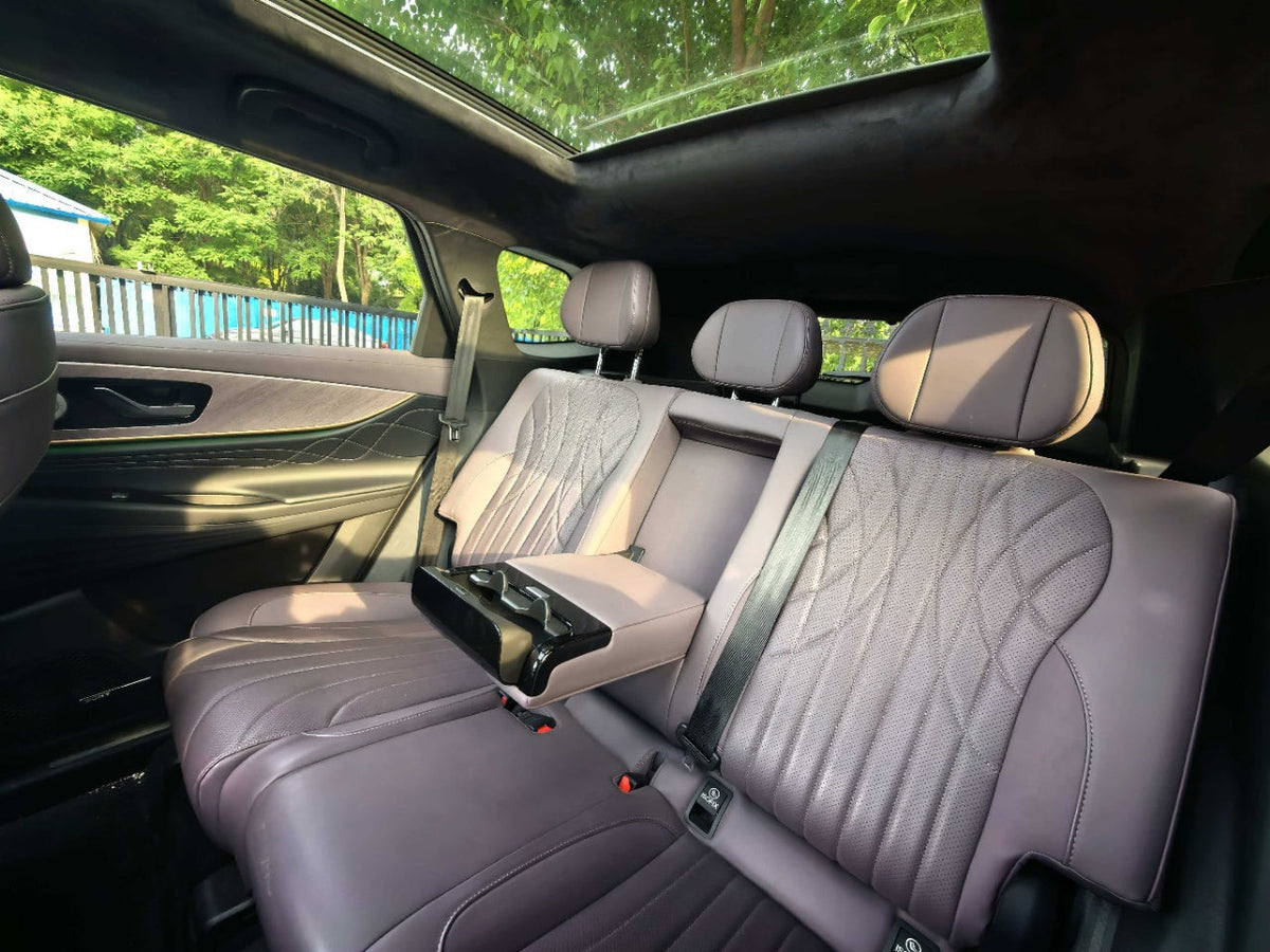 2025 Chery Tiggo 9 panoramic glass sunroof view from rear cabin